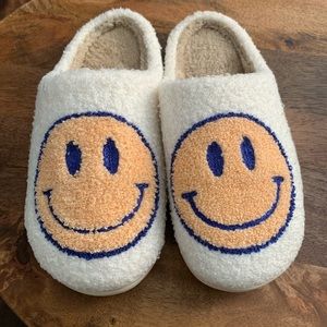 YLLW SMILEY SLIPPERS